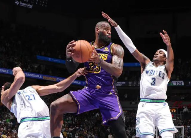 双色球开奖结果-湖人冲冠无望？战西部前六仅2胜8负：哈姆束手无策